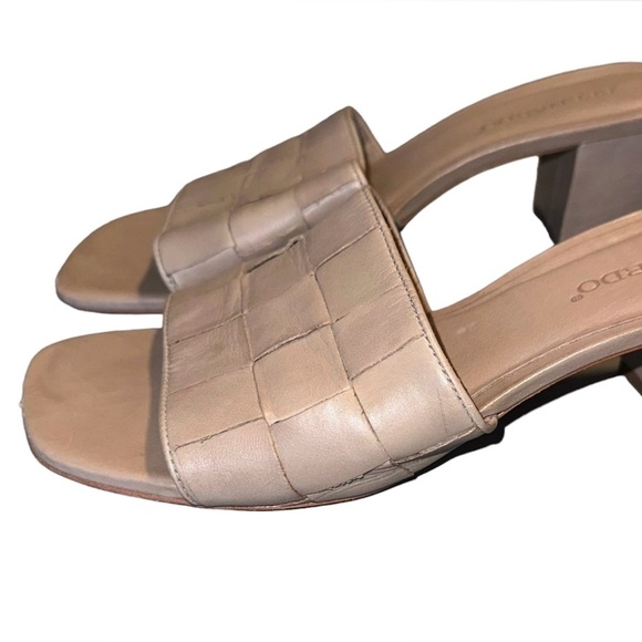 Bernardo beige/nude woven slip on sandals with 2” block heel size 9M - Picture 4 of 9